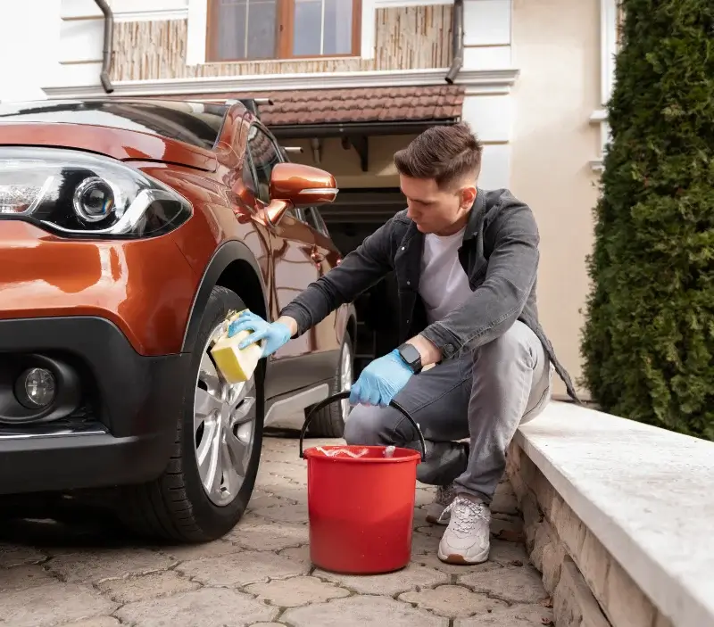 Lavage auto à domicile Saint-Marcellin-lès-Vaison : professionnel intervenant sur un véhicule